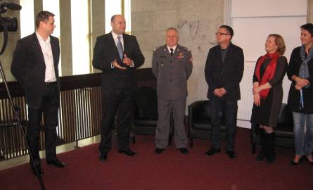 Podczas finisażu laureatom konkursu gratulował prezydent, Andrzej Kosztowniak.