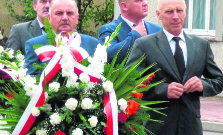Kwiaty przed pomnikiem poległych i pomordowanych złożył w środę jako pierwszy Michał Markiewicz, burmistrz Skalbmierza.