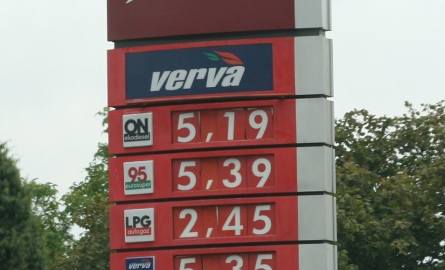 Na dużych stacjach paliw w Tarnobrzegu cena benzyny P98 wynosiła w poniedziałek 5,64 zł za litr.
