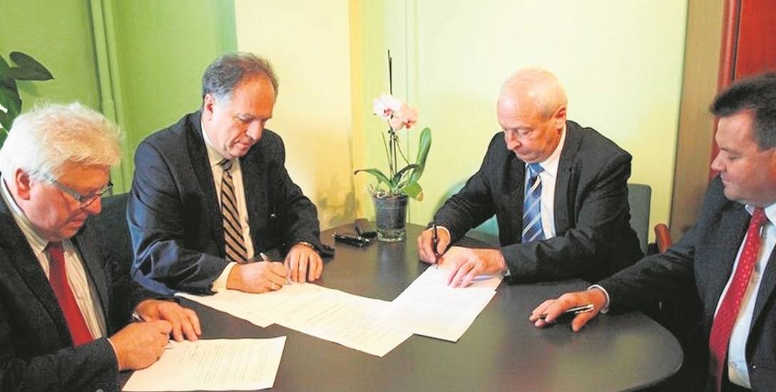 Burmistrz Janusz Majcher (drugi z lewej) podpisuje z wójtami podhalańskich gmin umowę powołującą spółkę PKG. Później odsprzedał jednak 98 procent udziałów