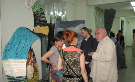 Trwa dyskusja o pracy AKT-ART.(stoi z lewej)  Marii Kużaj. Z prawej- Zbigniew Belowski, dyrektor artystyczny ”Elektrowni