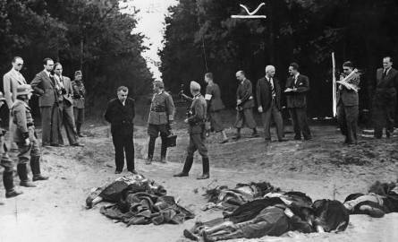 Żołnierze Wehrmachtu pokazują zagranicznym dziennikarzom ciała jako niemieckie ofiary polskiego pogromu w Bydgoszczy. Fotografia propagandowa.