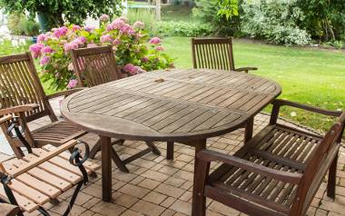 Jeśli jesteś szczęśliwym posiadaczem dużego ogrodu, z powodzeniem możesz postawić na bardziej rozbudowany zestaw wypoczynkowy ze stolikiem, krzesłami,