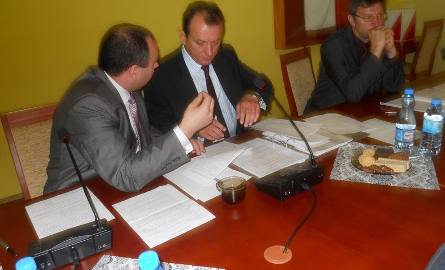 Kierownictwo rady. Od lewej: wiceprzewodniczący Arkadiusz Żak (KIS), przewodniczacy Dariusz Wochna (PSL) i Jan Kościerzyński (KIS), do niedawna przewodniczący,