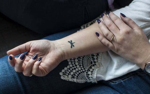 Małe tatuaże damskie na rękę, nogę i inne części ciała. Te wzory są subtelne i delikatne. Zobacz inspiracje na minimalistyczne tatuaże