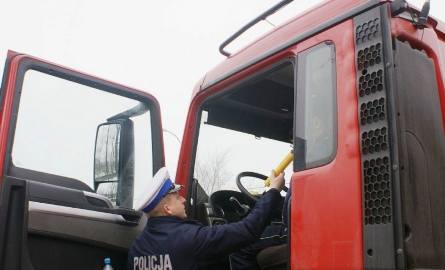 Kierowca ciężarówki otrzymał 300 złotych mandatu oraz sześć punktów karnych