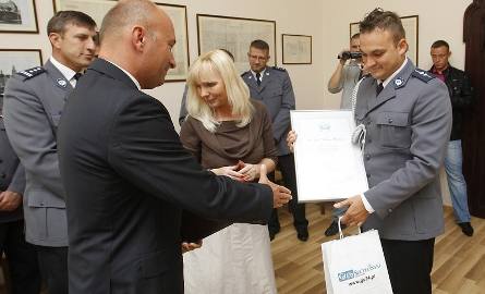 Wojewoda zachodniopomorski Marcin Zydorowicz składa gratulacje najpopularniejszemu dzielnicowemu ze Szczecina, młodszemu aspirantowi Adamowi Chmarze