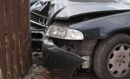 Wypadek w Antoniach. Samochody uderzyły w  kamienne ogrodzenie (nowe fakty, zdjęcia) 