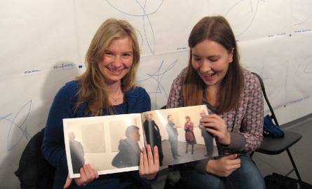 Agata Nogaj i Ola Michalska  z uwagą oglądały nowy katalog wystawy, na zdjęciach którego znalazła się ich profesorka, Małgorzata Król!