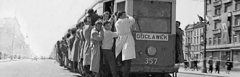 Codzienny widok w Warszawie lat 50. Przepełniony ponad wszelką miarę tramwaj linii 23 w Al. Jerozolimskich. 1956 r.