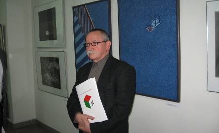 Nagrodę firmy Intersol otrzymał profesor Jan Trojan  z Politechniki Radomskiej. Artysta stoi na tle nagrodzonych prac.