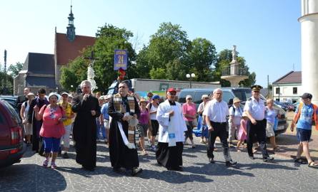 Przewodnikiem szydłowieckich pielgrzymów, podobnie jak w poprzednich latach, jest ksiądz Andrzej Kania (drugi z lewej).