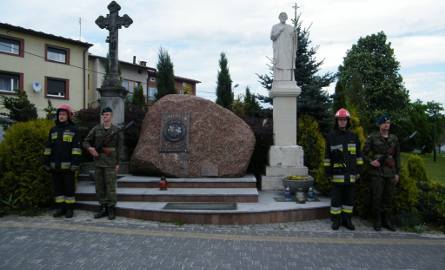 Po mszy delegacja strażaków Państowej Straży Pożarnej i OSP oddała cześć Janowi Pawłowi II, składając wiązankę kwiatów przy  obelisku poświęconemu p