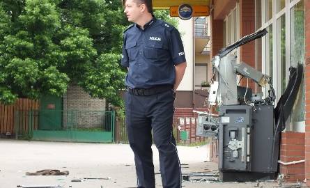 Zaalarmowani policjanci zastali zniszczony bankomat a obok znaleźli kilka banknotów – opowiadał Arkadiusz Arciszewski z zespołu pasowego świętokrzyskiej