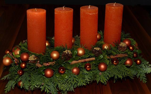 Wieniec adwentowy symbolizuje domową pobożność. Według ludowych zwyczajów robi się go z gałązek drzewa iglastego, które ozdabia się czterema świecami.