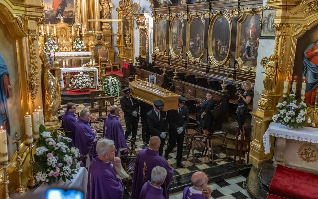 Ostatnie pożegnanie ks. Marka Hajdyły w Krakowie. Znany kapłan spoczął w kościelnej krypcie