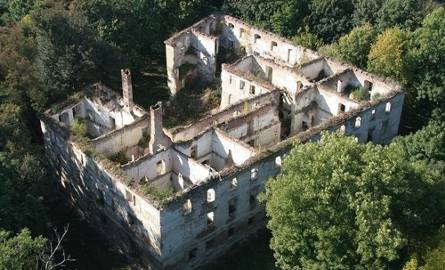 Zamek w Chrzelicach koło Prudnika z lotu ptaka. Stoją tylko mury, na pomoc urzędników właściciele nie mogą liczyć [1]