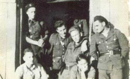 Zdjęcie zrobione w Borach Tucholskich, w1946 roku. Pierwszy z prawej – Lucjan Chojnacki, obok – Danuta Siedzikówna „Inka”. Pierwszy z lewej – dowódca