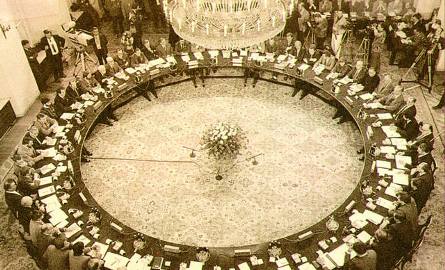 "Okrągły stół" - 6 lutego 1989 r. komuniści i przedstawiciele opozycji rozpoczęli rozmowy.