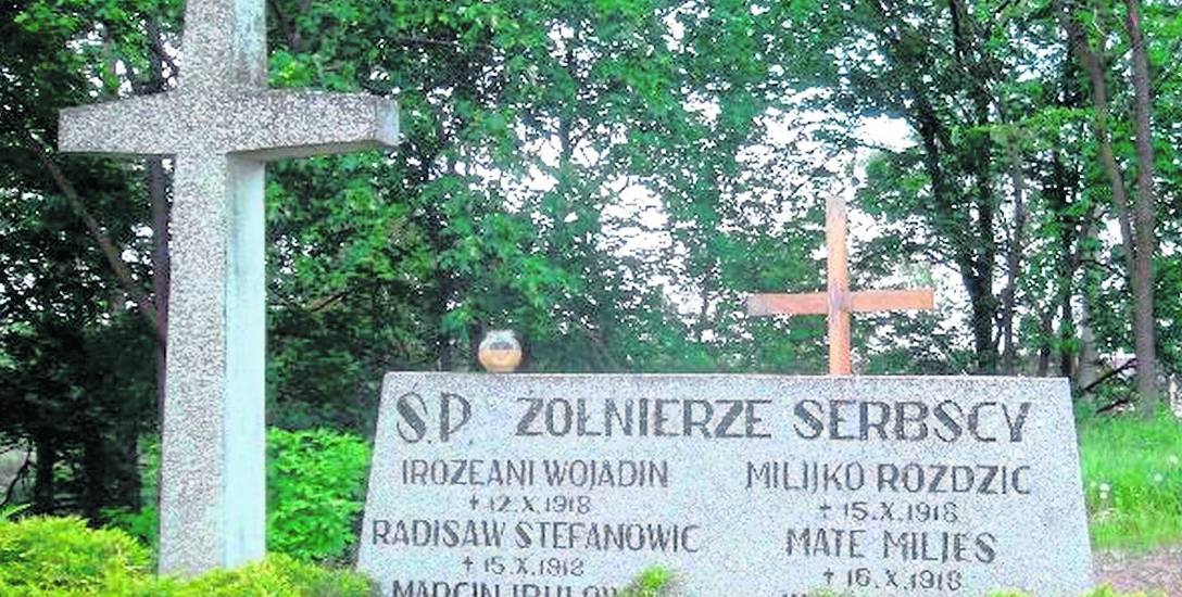 Jeden z grobów serbskich jeńców z I wojny światowej na cmentarzu w Mogilnie.