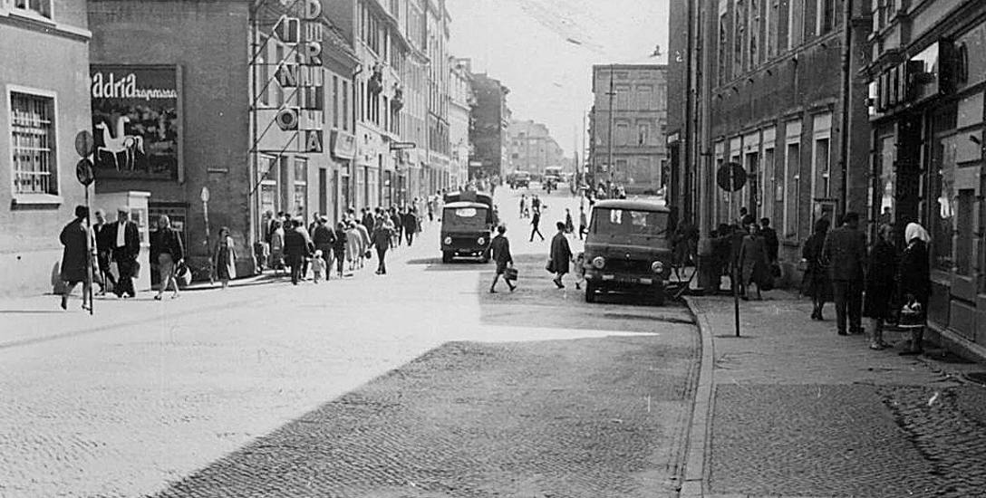 Lata 60.  Skrzyżowanie ulic Grunwaldzka i Zwycięstwa. Na budynku po lewej widać neon „Kino Adria” (z kierunkową strzałką), a na jego frontowej ścianie