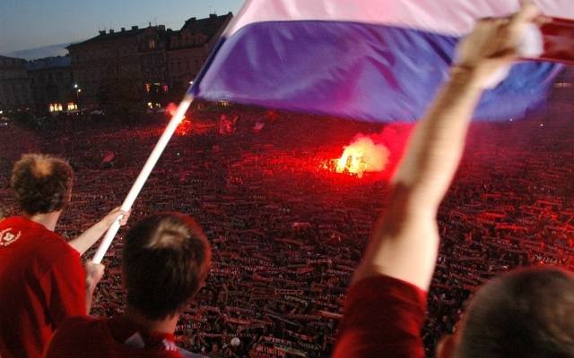 Wisła Kraków z Pucharem Polski. Piłkarze powitani pod stadionem w nocy. W piątek wielka feta na Rynku Głównym!