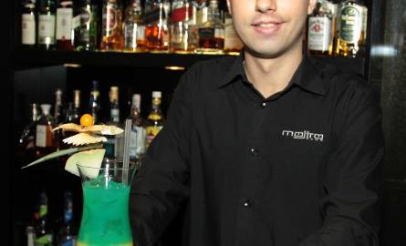 Barman musi być kreatywny i mieć zmysł artystyczny, bo tego wymaga tworzenie takich drinków, jaki prezentuje Jarosław Górski na zdjęciu.