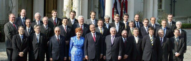 1 maja 2004 r., Dublin. Pierwsza wspólna fotografia wszystkich premierów "starej" i "nowej" Unii Europejskiej (leszek