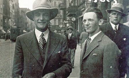 Bracia Zygmunt (z lewej, z rarytasem w dłoni) i Józef Wielgoszewscy. Pierwszy po wojnie produkował mydło i proszki do prania, drugi zakładał w Toruniu