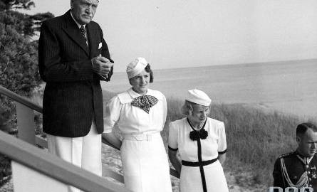 Prezydent RP Ignacy Mościcki z żoną Marią (druga z lewej), córką Heleną Bobkowską (druga z prawej) i kpt. żand. Janem Huberem na plaży [3]