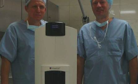 Unikatową w skali kraju operację chrząstki stawowej przy użyciu systemu Vivostat przeprowadzili nasi ortopedzi: doktor Marcin Uniejewski (z lewej) i