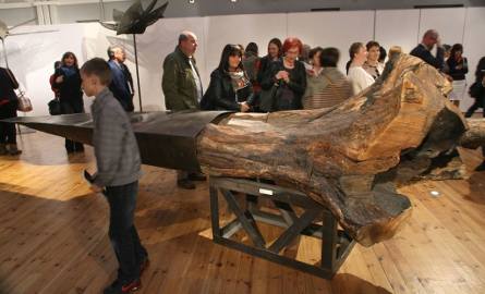 Na wystawie znalazły się również rzeźby, a wśród nich „Sroka” z drewna i żelaza.