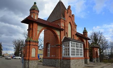 Szczecińska brama z ostatnich lat XIX wieku do dzisiaj spełnia swoją rolę
