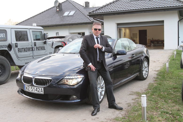 Tak mieszka Krzysztof Rutkowski. Śpi z rewolwerem i różańcem przy łóżku. Zobacz, dom detektywa Rutkowskiego