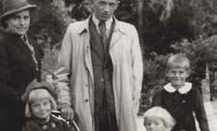 Jan Marian Praxmayer (1908-1986) z żoną Antoniną i dziećmi: Tadeuszem (rocznik 1935) – doktorem fizyki, Andrzejem (1939-1994) – inżynierem w Centralnym