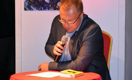Utwory Kochanwoskiego czyta Sebastian Równy, dyrektor Wydziału Kultury UM.