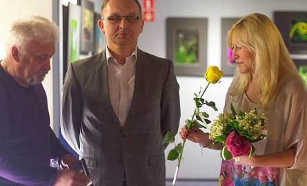 Leszek Jastrzębiowski (z prawej) wręczył autorce żółtą różę, mówiąc, że to "symbol zazdrości za tak piękne fotografie”.
