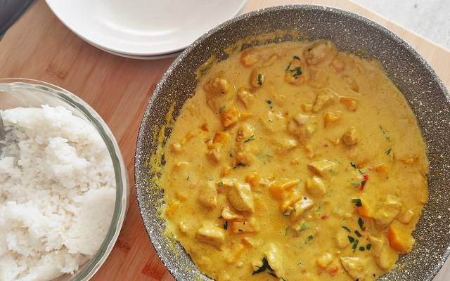 Rozgrzewające curry z dynią i kurczakiem. Przepis na szybki obiad z mlekiem kokosowym. Apetyczne curry w orientalnym stylu