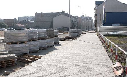 Na ulicy Nowogrodzkiej ułożone są już nowe chodniki.