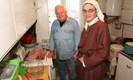 Dziadek przyjechał do Zochcina gotować na miesiąc, jest już szósty rok.