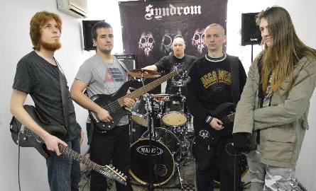 Zespół Syndrom gra w składzie: Rafał Szmigielski (gitara), Bartosz Jęczała (bas), Vadim Zawadzki (gitara), Jakub Bukowski (wokal), Paweł Pusz (perku