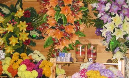 Na groby można kupić tylko same sztuczne kwiaty, bukiety lub przygotowane wiązanki