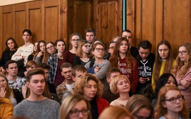 Poznań: Uczniowie poznańskiego liceum popierają protest nauczycieli. 