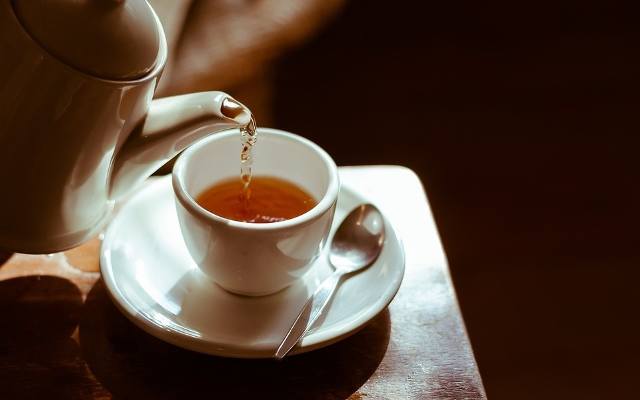 Przy tych chorobach koniecznie ogranicz herbatę. Oto kiedy lepiej jej nie pić