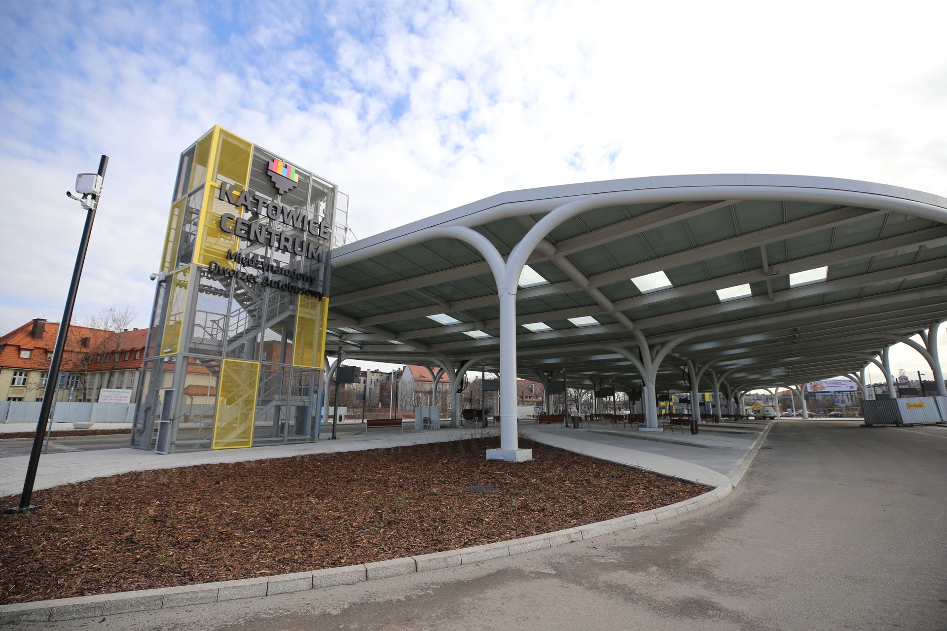 Nowy dworzec autobusowy w Katowicach z ławeczkami