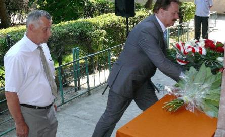 Kwiaty przed tablicą pamiątkową złożyli burmistrz Kazimierzy Wielkiej Tadeusz Knopek i sekretarz miasta Tadeusz Bator...