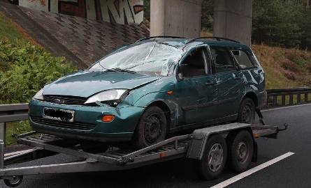 Mazda wbiła się pod wóz straży pożarnej. Potrójna kraksa pod Zieloną Górą