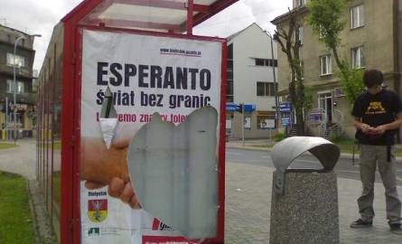 Wandale nie oszczędzają także plakatów o kongresie esperanto.
