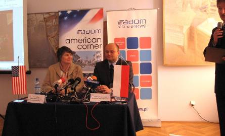 Lisa Helling i prezydent Andrzej Kosztowniak móiwli o programie American Corner w Radomiu