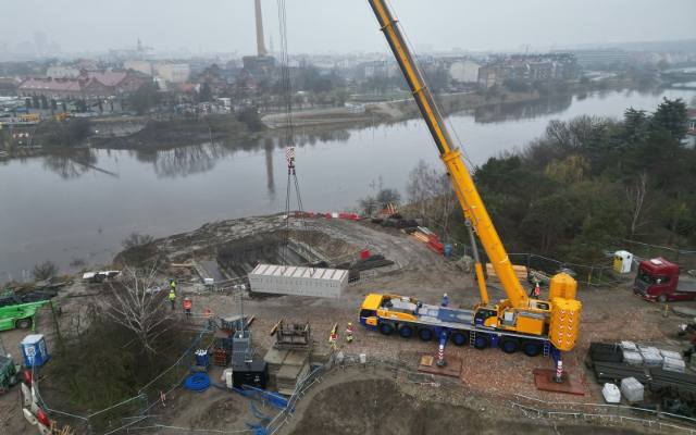 Gigantyczne mosty Berdychowskie w Poznaniu pną się w górę! Pierwsze elementy konstrukcji są już zamontowane. Zobacz zdjęcia